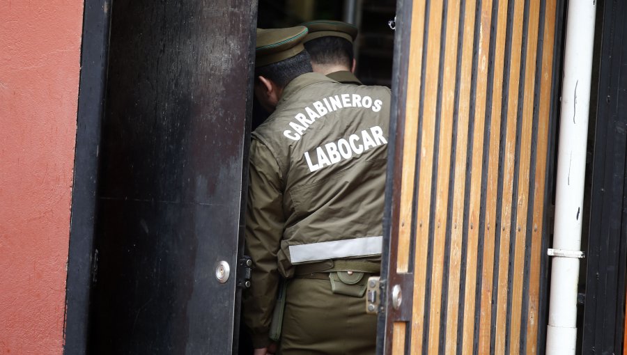 Carabineros desbarata laboratorio de drogas. Sujeto armado escapó por los techos