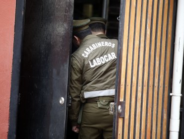 Carabineros desbarata laboratorio de drogas. Sujeto armado escapó por los techos