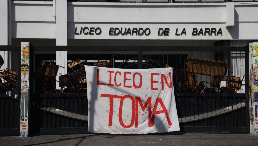 Liceo Eduardo de la Barra en toma: estudiantes denuncian "estado catastrófico" de la educación pública en Valparaíso