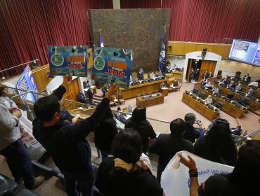 Senado rechaza idea de legislar proyecto que buscaba adelantar el horario de cierre del comercio: sala fue desalojada por protestas