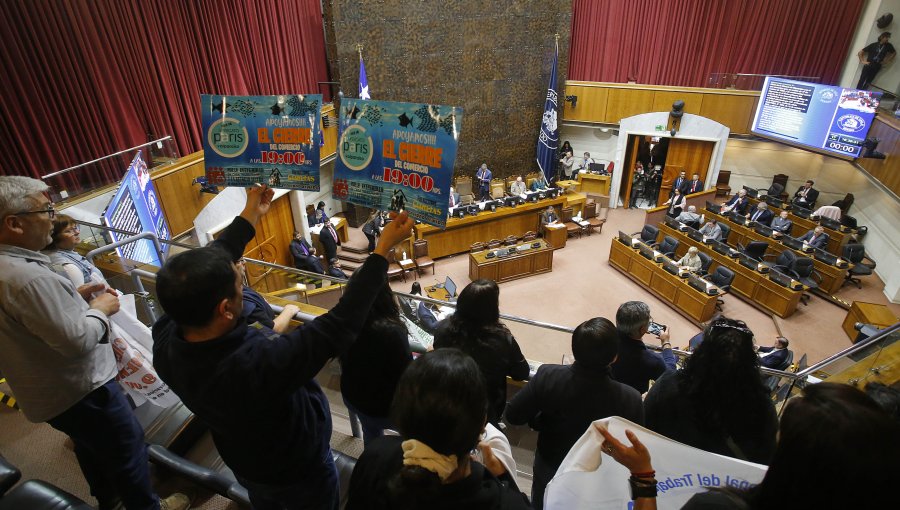 Senado rechaza idea de legislar proyecto que buscaba adelantar el horario de cierre del comercio: sala fue desalojada por protestas