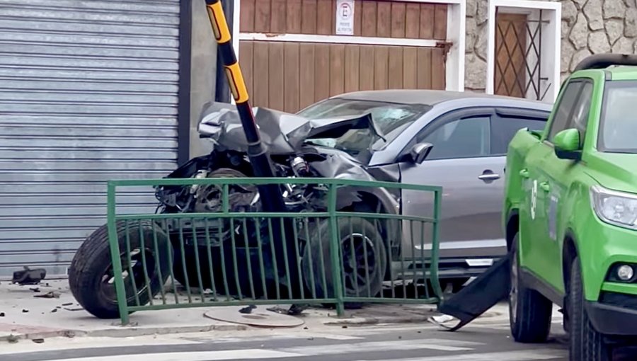 Vehículo impacta contra reja y poste en las afueras de local de comida rápida en Reñaca