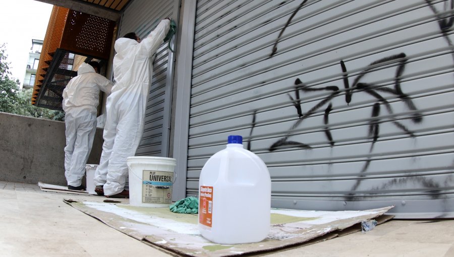 Gobierno repudia rayados en el Café Literario de Providencia a horas de su reapertura: "Rechazamos el vandalismo"