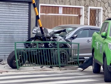 Vehículo impacta contra reja y poste en las afueras de local de comida rápida en Reñaca