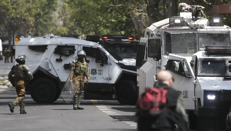 Carabinero hizo uso de su arma de servicio y disparó al aire en medio de manifestación por conmemoración del 18-O en Santiago