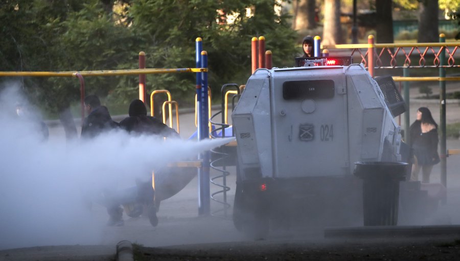 Cuatro carabineros lesionados y 20 detenidos han dejado manifestaciones por el aniversario del estallido social en la RM