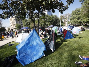 Pobladores de Lo Hermida acampan en el Parque Balmaceda para exigir solución habitacional