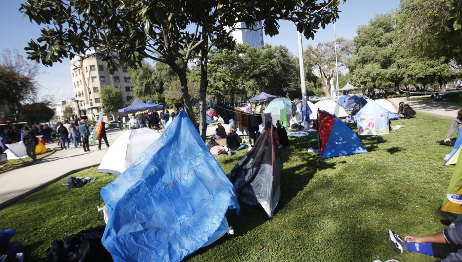 Pobladores de Lo Hermida acampan en el Parque Balmaceda para exigir solución habitacional