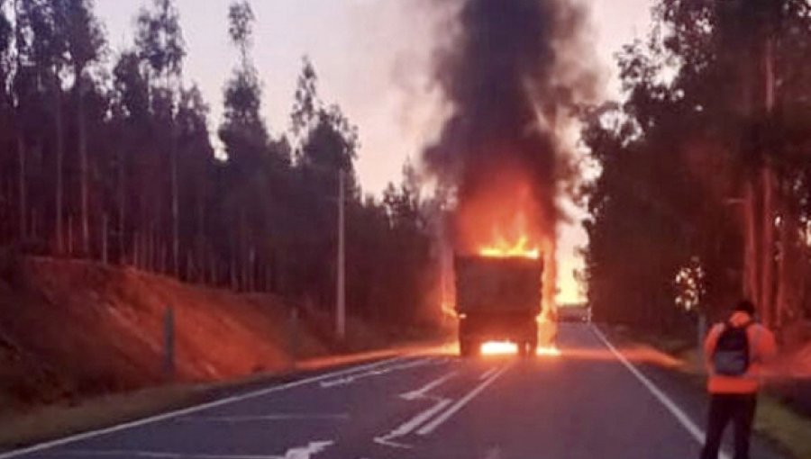 Desconocidos quemaron camiones, una máquina y una camioneta en San Juan de la Costa