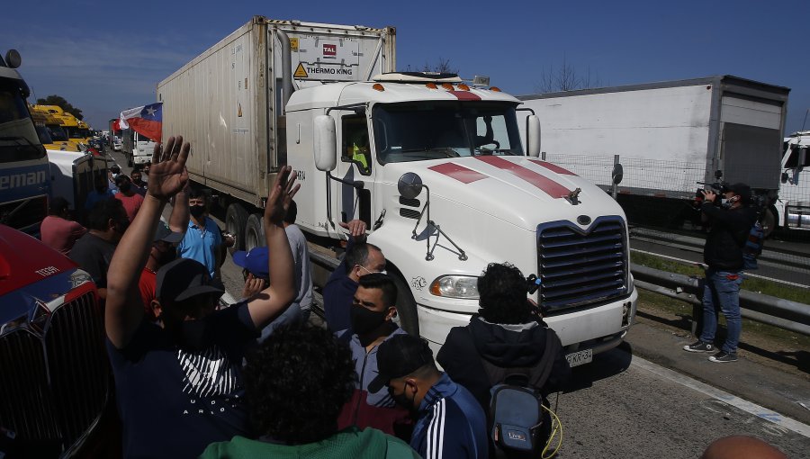 Camioneros bloquean Ruta 68 para exigir tarifa plana en el TAG