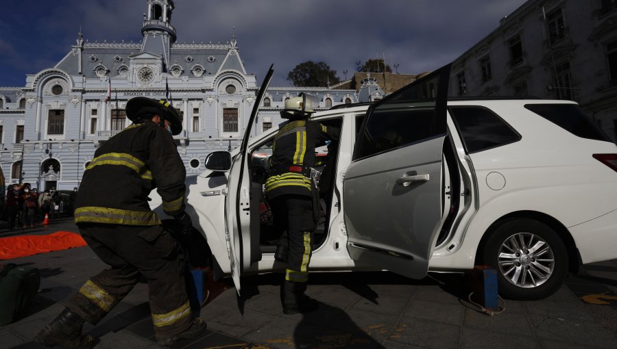 Conductor arrasa con seis toldos en la Plaza Sotomayor de Valparaíso