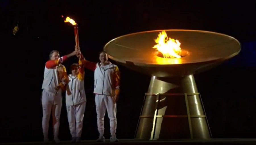 Lucy López encendió el pebetero de Santiago 2023 junto a Nicolás Massú y Fernando González