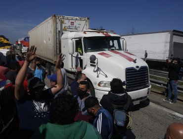 Camioneros bloquean Ruta 68 para exigir tarifa plana en el TAG