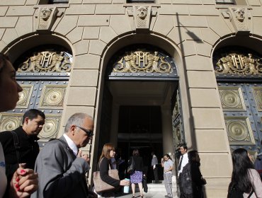 S&P cambió perspectiva crediticia de Chile a negativa debido a la división política