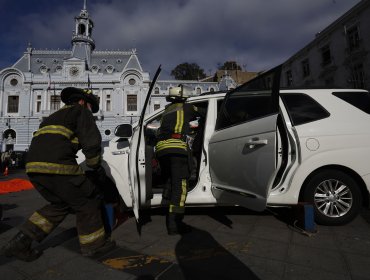 Conductor arrasa con seis toldos en la Plaza Sotomayor de Valparaíso