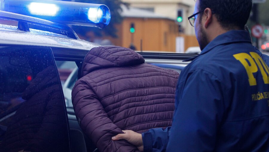 Carabinero activo y cuatro civiles son detenidos por tráfico de drogas en Renca