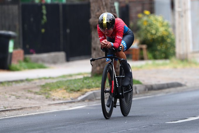 Emocionada hasta las lágrimas chilena Aranza Villalón gana bronce en ciclismo