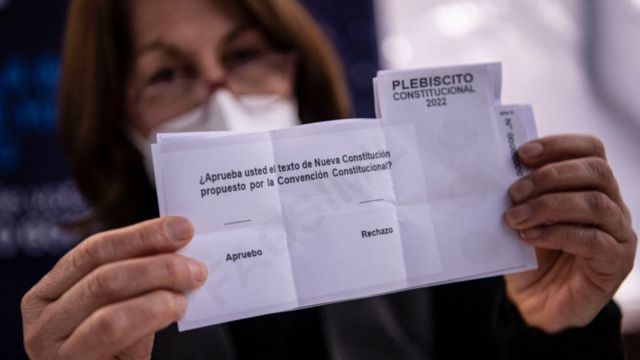 Encuesta Cadem: Opción "a favor" por nueva constitución subió tres puntos, pero él "en contra" también subió y llegó al 54%