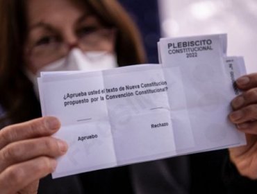 Encuesta Cadem: Opción "a favor" por nueva constitución subió tres puntos, pero él "en contra" también subió y llegó al 54%