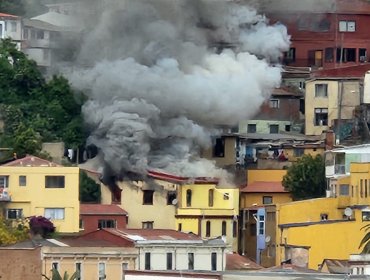 Incendio en Valparaíso consumió una vivienda de cuatro pisos a los pies del Cerro Monjas