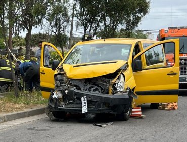 Ocho menores de edad lesionados dejó colisión entre furgón escolar con vehículo menor en sector Placilla de Valparaíso