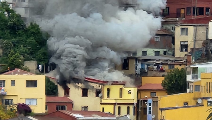 Incendio en Valparaíso consumió una vivienda de cuatro pisos a los pies del Cerro Monjas