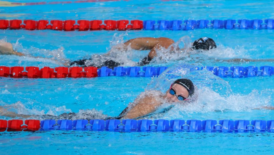 Kristel Köbrich rozó la medalla de bronce en la final de los 800 metros libres en Santiago 2023