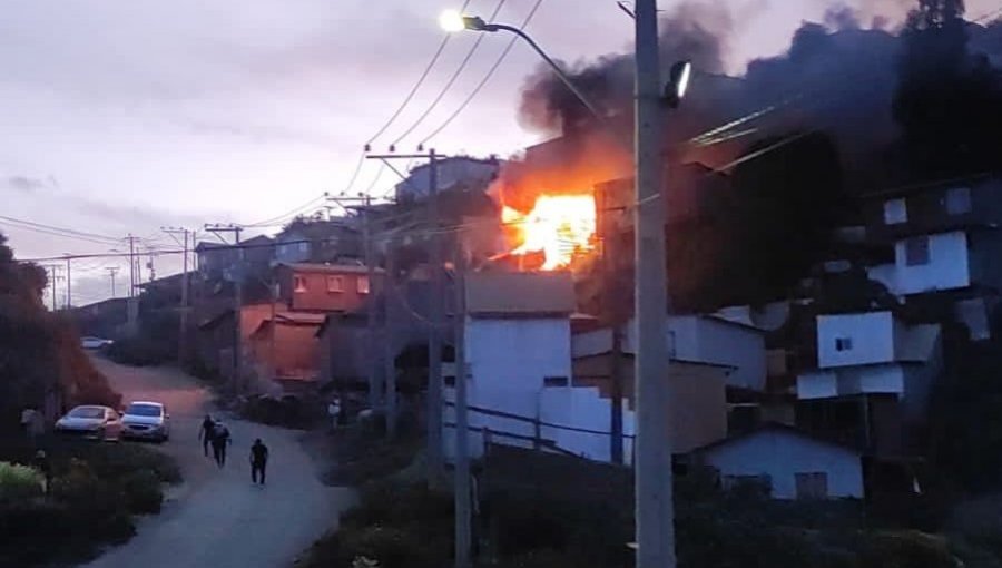 Incendio consumió completamente una vivienda de material ligero en la parte alta de Viña del Mar