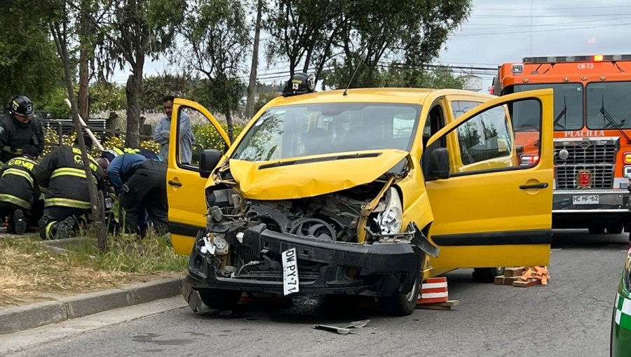 Ocho menores de edad lesionados dejó colisión entre furgón escolar con vehículo menor en sector Placilla de Valparaíso