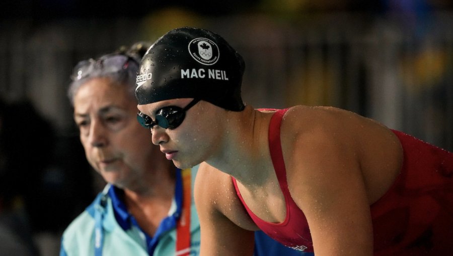 Canadiense Maggie MacNeil dominó en los 100m libres y sumó su tercera medalla de oro en Santiago 2023