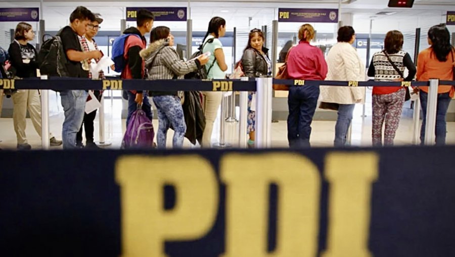 Dos funcionarios de la PDI quedaron con arresto domiciliario por tráfico de drogas en el aeropuerto de Santiago