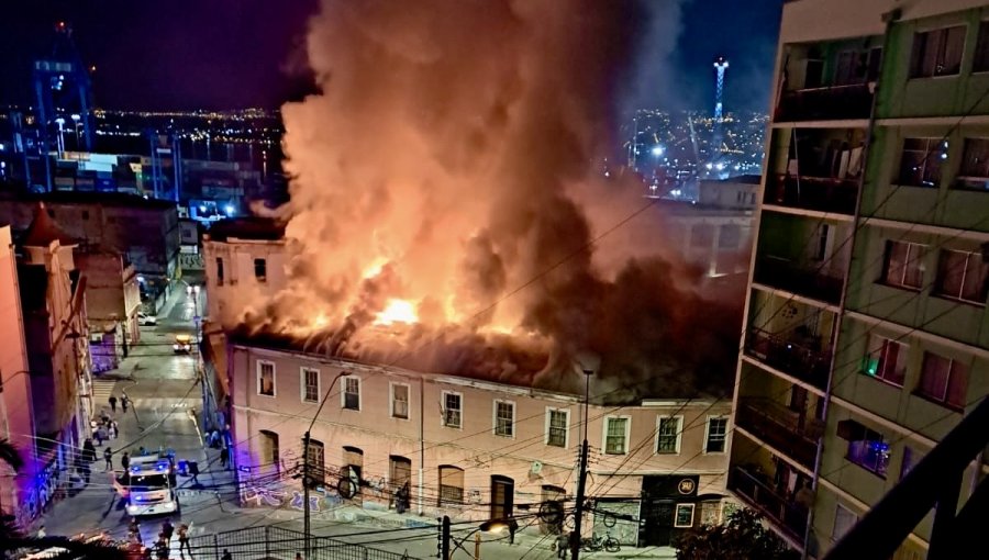 Incendio en gran casona consumió ocho viviendas y dejó a 44 personas damnificadas en el barrio fundacional de Valparaíso