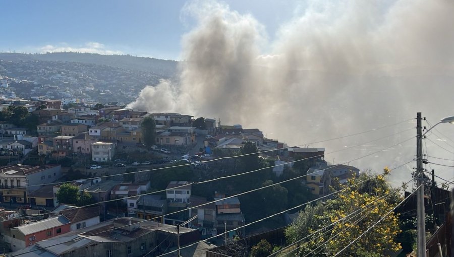 Incendio consumió completamente dos viviendas en el cerro Ramaditas de Valparaíso