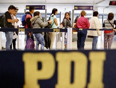 Dos funcionarios de la PDI quedaron con arresto domiciliario por tráfico de drogas en el aeropuerto de Santiago