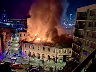 Incendio en gran casona consumió ocho viviendas y dejó a 44 personas damnificadas en el barrio fundacional de Valparaíso