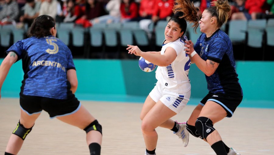 Team Chile de balonmano cayó ante Argentina en su segunda presentación en Santiago 2023