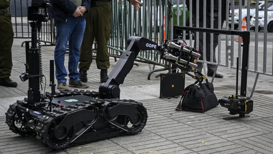 Carabineros cuenta con nuevos vehículos y robot para desactivar artefactos explosivos en la región de Valparaíso