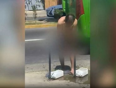 Captan a hombre bañándose desnudo en plena vía pública en Valparaíso: utilizó agua para perros callejeros