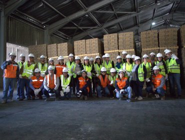 Grupo de vecinos y autoridades de La Calera visitaron la planta de Cemento Melón