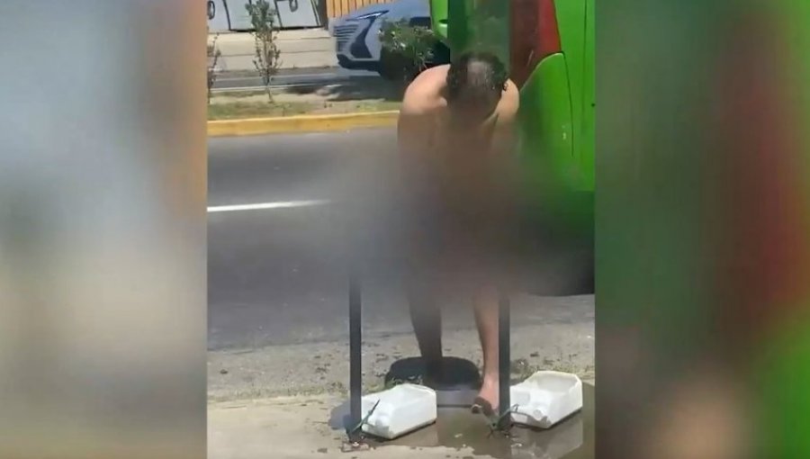 Captan a hombre bañándose desnudo en plena vía pública en Valparaíso: utilizó agua para perros callejeros