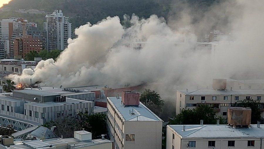 Incendio se registra en dependencias del hospital Luis Calvo Mackenna de Providencia