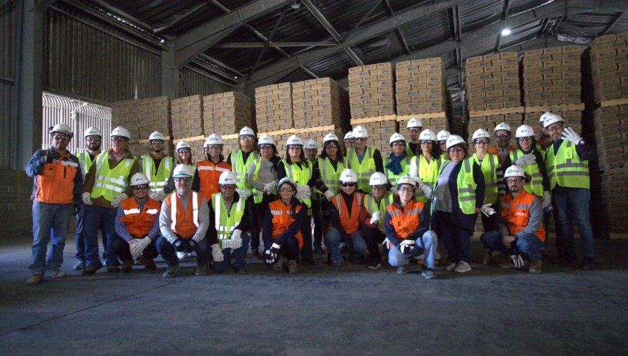 Grupo de vecinos y autoridades de La Calera visitaron la planta de Cemento Melón