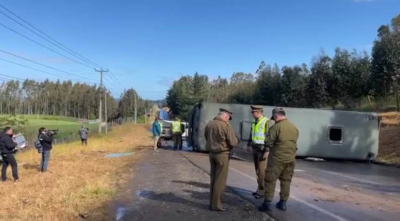 Bus de Carabineros vuelca en La Araucanía tras accidente múltiple