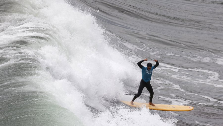 Chileno Rafael Cortez clasifica a la final de surf panamericano en longboard