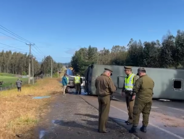 Bus de Carabineros vuelca en La Araucanía tras accidente múltiple