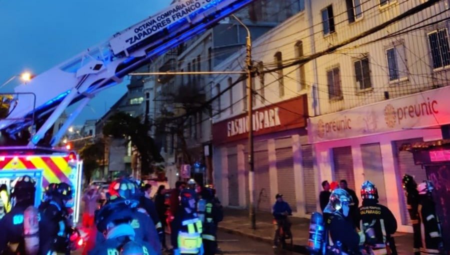 Incendio afectó a segundo piso de inmueble que alberga locales comerciales en el plan de Valparaíso