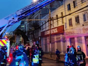 Incendio afectó a segundo piso de inmueble que alberga locales comerciales en el plan de Valparaíso