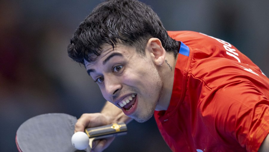 Nicolás Burgos gana a rival brasileño y avanza hacia las medallas en tenis de mesa