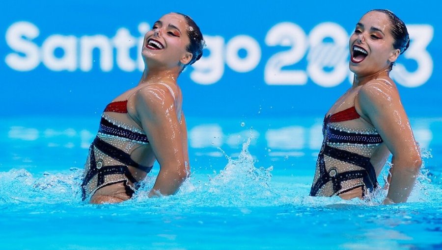 "Demostramos que somos fuertes": La felicidad de gemelas chilenas que brillaron en natación artística de Santiago 2023