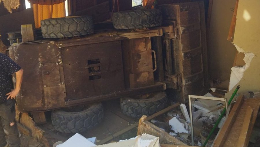 Operador pierde el control y máquina de construcción cae sobre una vivienda en el cerro Placeres de Valparaíso